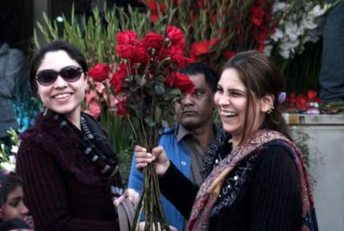 पाकिस्तान में महिला पत्रकारों की संख्या गिरी, अहम मौकों पर लाइव न्यूज से भी नदारद!