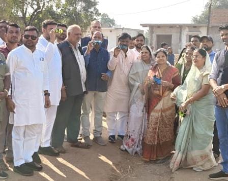दूरबीन लेकर धरसीवां का विकास ढूंढने निकले  कांग्रेसी 