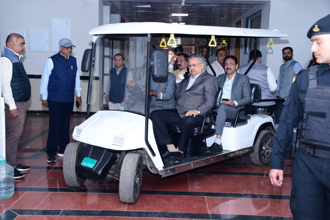   शीत सत्र:  बैटरी कार में न‌ई विधानसभा का जायजा लिया रमन सिंह ने 