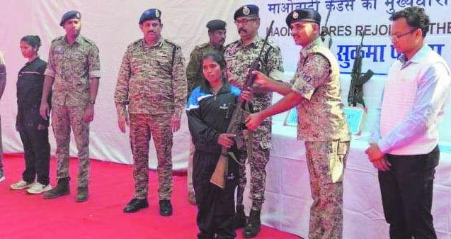 33 लाख के ईनामी 10 नक्सलियों का समर्पण