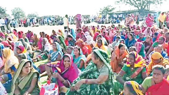 जनसुनवाई के विरोध में ग्रामीणों का चक्काजाम