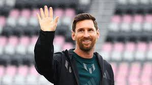 स्टार फ़ुटबॉलर लियोनेल मेसी कोलकाता पहुंचे, एयरपोर्ट पर दिखी हज़ारों की भीड़