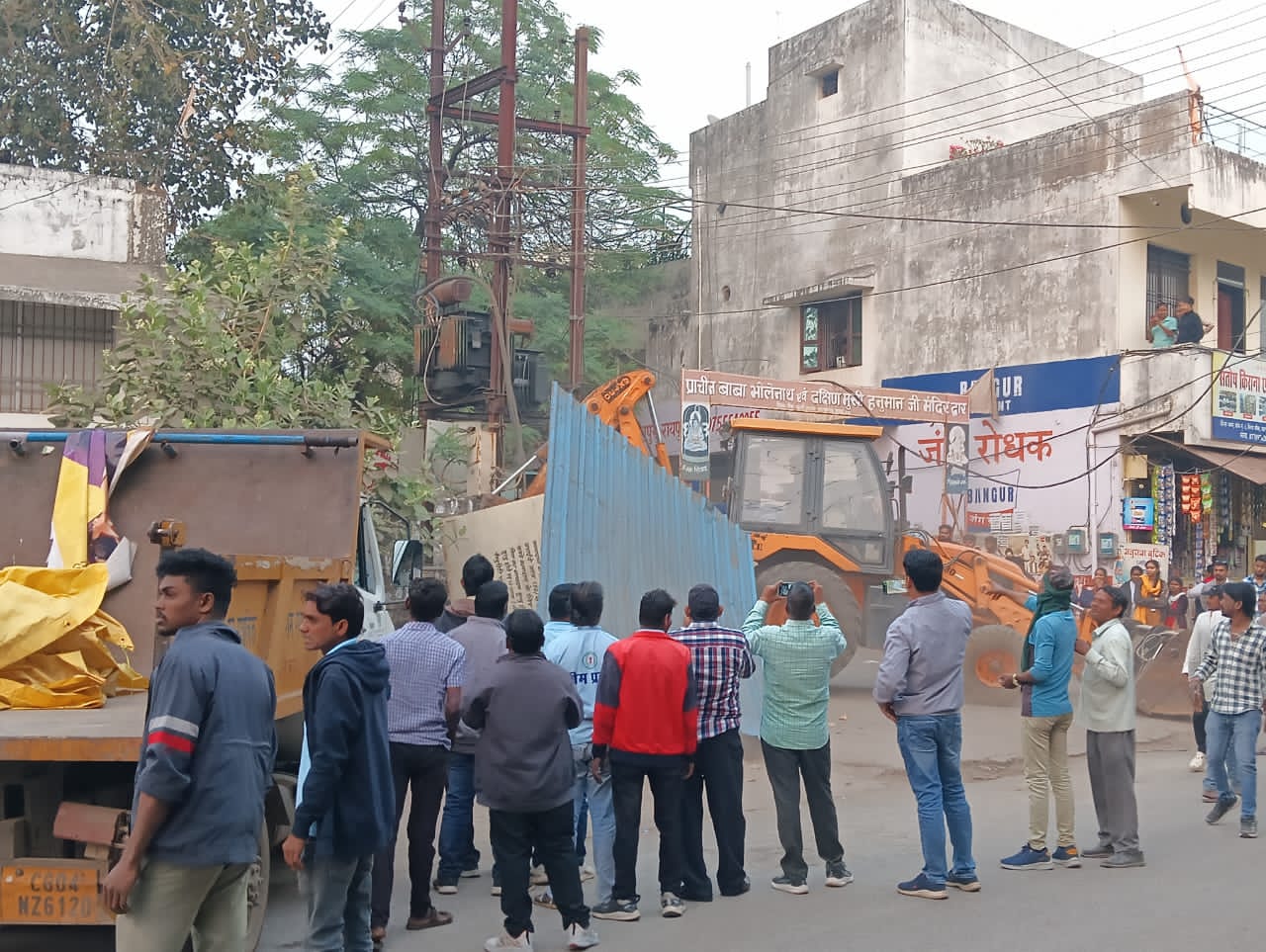 कल रात चाकू बाजी के बाद निगम का ठेले गुमटी पर बुलडोजर 