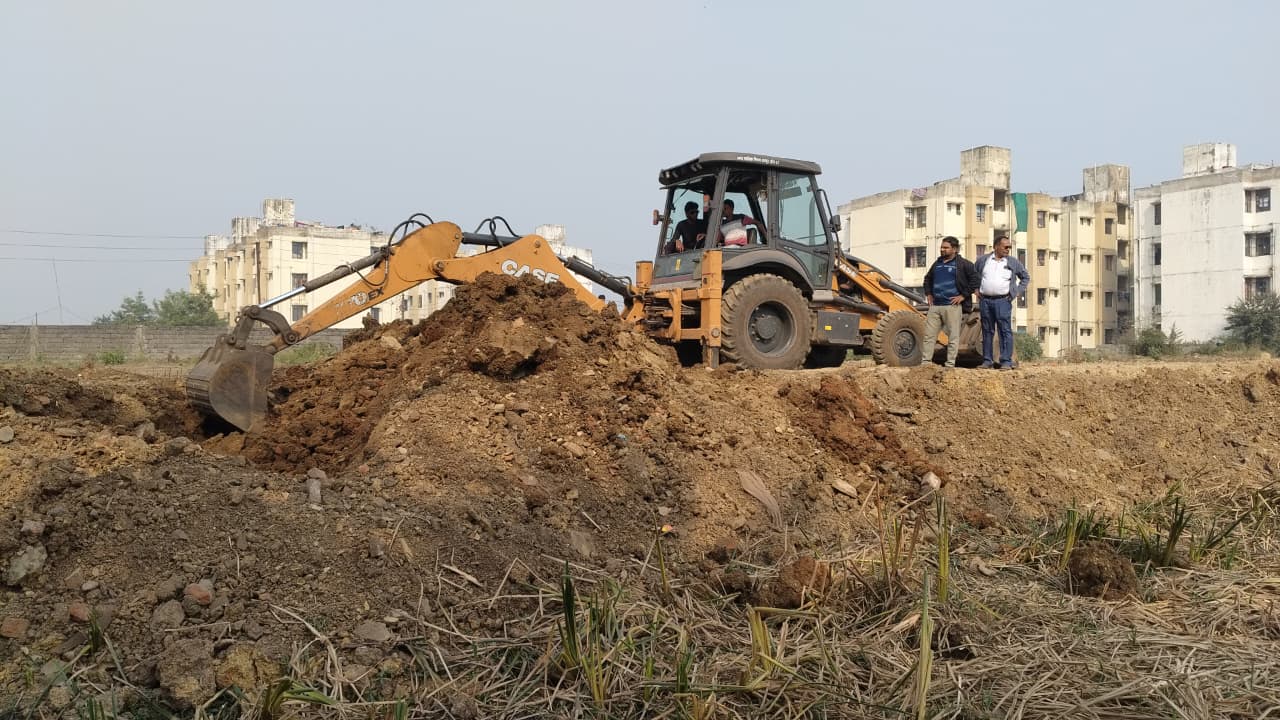 निगम ने गुलमोहर पार्क रामनगर के पास पवन अग्रवाल की बनाई सड़क का अवैध निर्माण हटाया 