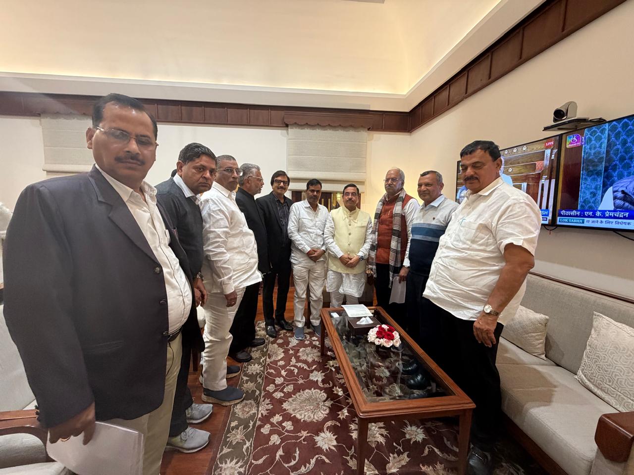 राइस उद्योग की समस्याओं को लेकर बृजमोहन के नेतृत्व में केंद्रीय खाद्य मंत्री जोशी से मिले राइस मिलर्स