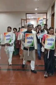 विधानसभा में कांग्रेस विधायकों का पोस्टर प्रदर्शन वीडियो यहां देखें