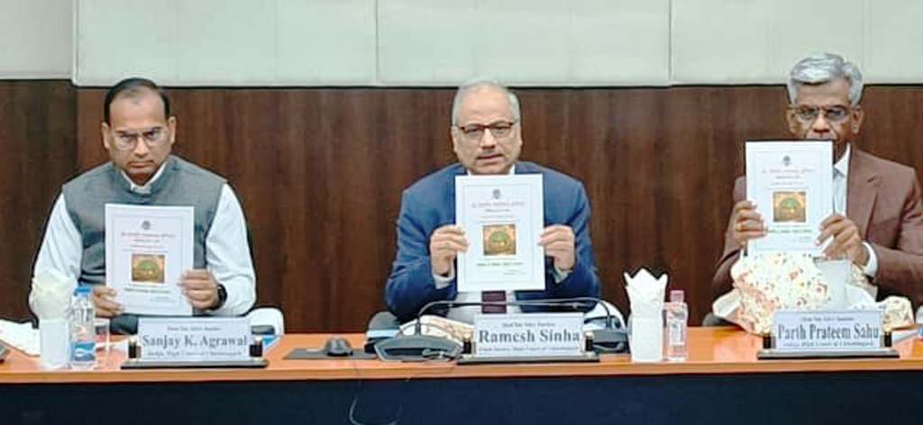 चीफ जस्टिस सिन्हा ने पुस्तक का विमोचन, मोबाइल एप लॉंच और आवास गृह का शिलान्यास किया