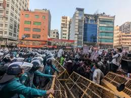 बांग्लादेश में भारतीय उच्चायोग की ओर बढ़ रहे जुलूस को पुलिस ने रोका