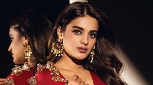 अभिनेत्री निधि अग्रवाल से धक्का-मुक्की, भीड़ के बर्ताव पर सोशल मीडिया पर भड़के लोग