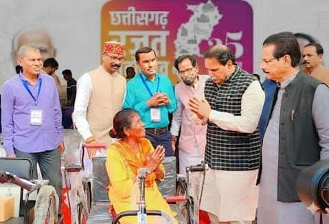 दिव्यांग महिला को ट्राइसाइकिल, 11 को श्रवण यंत्र का वितरण