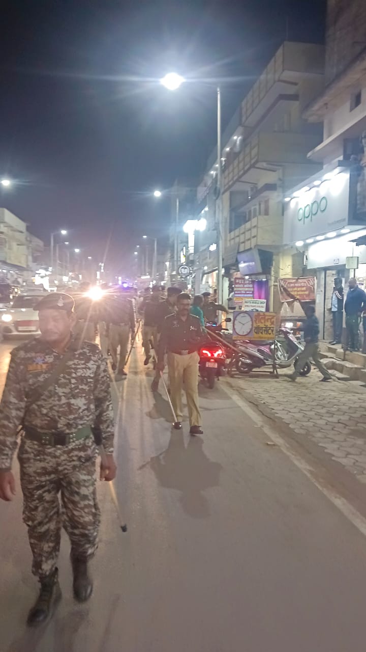 एस‌एसपी लाखेनगर चौक से चांदनी चौक तक पैदल निकले 