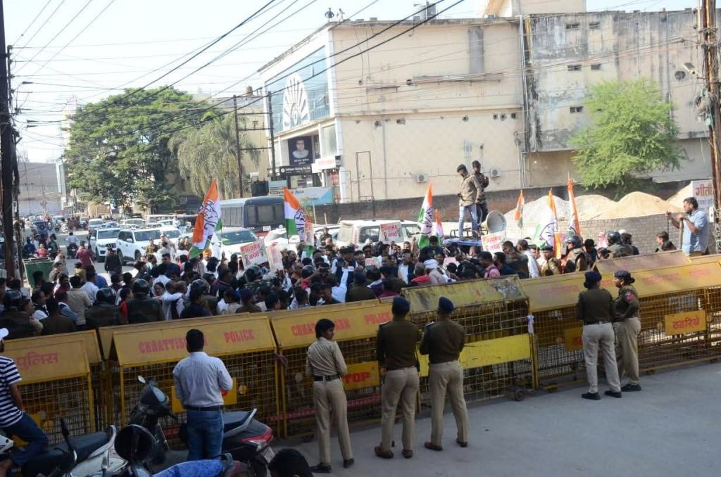नेशनल हेराल्ड मामले में कांग्रेस ने की भाजपा कार्यालय घेरने की कोशिश, बैरिकेडिंग पर दिया धरना