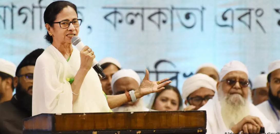 बंगाल की राजनीति में बार बार क्यों होती है हिटलर की चर्चा