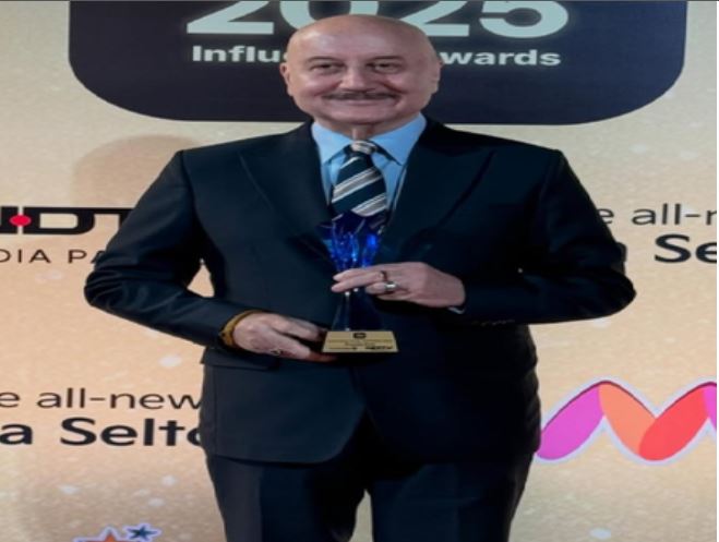 अनुपम खेर की झोली में गिरा एक और अवॉर्ड, इस बेहतरीन काम के लिए हुए सम्मानित