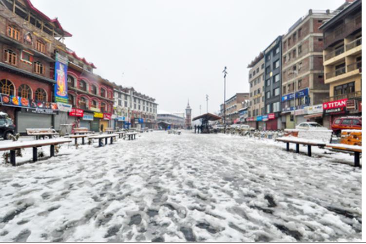 कश्मीर में मौसम बिगड़ने के बीच प्रशासन अलर्ट, टंगमार्ग–गुलमर्ग रोड को लेकर ट्रैफिक एडवायजरी जारी