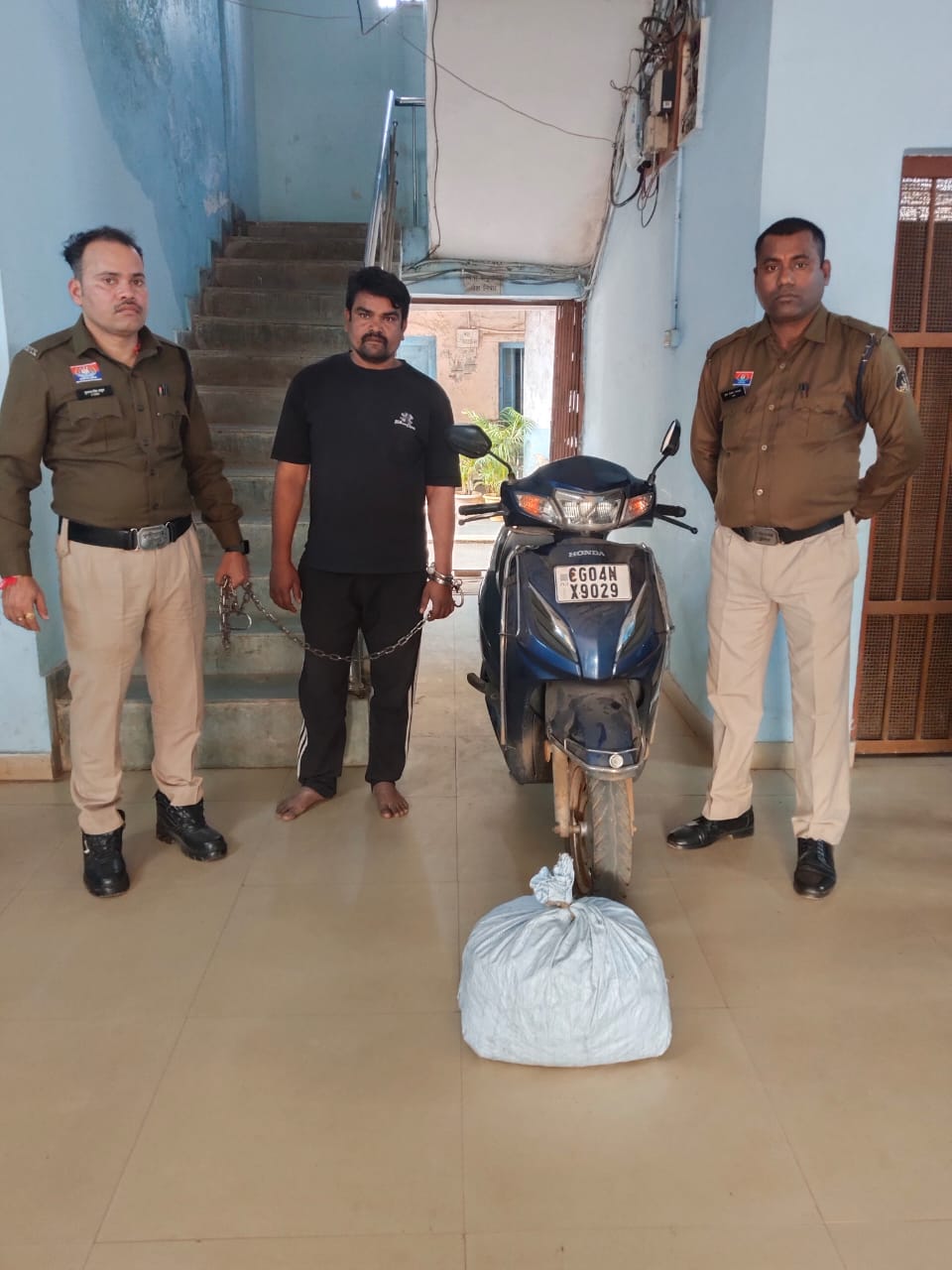 हत्या की सजा काट चुका युवक 5 किलो गांजे, गोइंहा के साथ गिरफ्तार 
