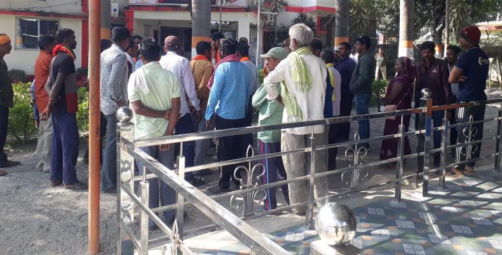 चारामा क्षेत्र में शव दफनाने की खबर के बाद तनाव, ग्रामीण पहुंचे थाने, पुलिस ने किया इंकार