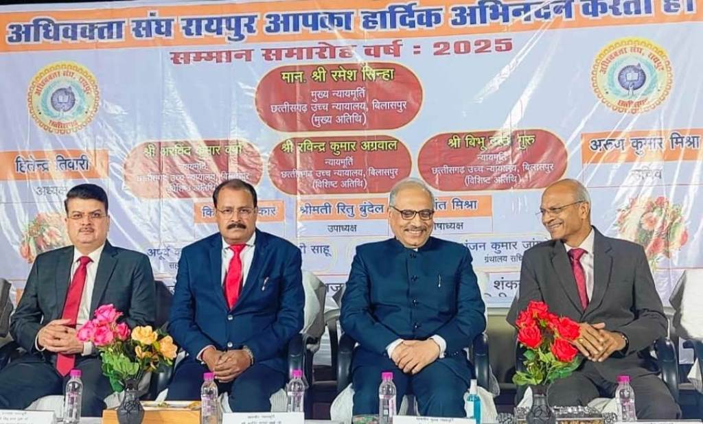 35 वर्ष की वकालत पूरी करने वाले अधिवक्ताओं का सम्मान