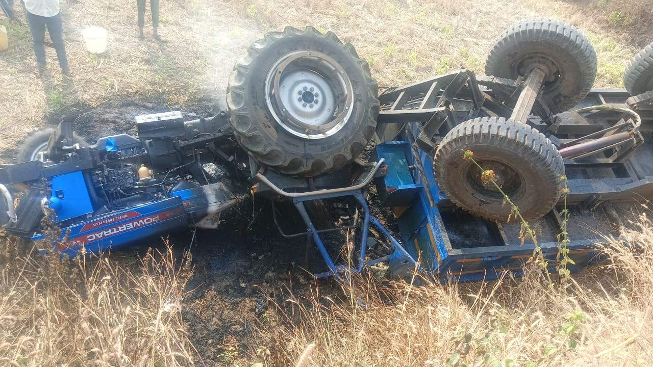ट्रैक्टर खेत में पलटी, लगी आग
