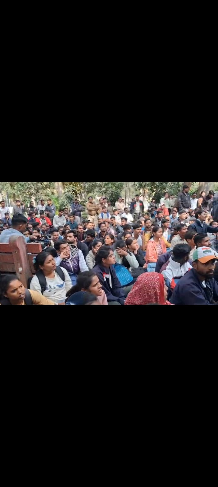 आरक्षक भर्ती में गड़बड़ी, गृहमंत्री के बंगले में सैकड़ों का रेला 