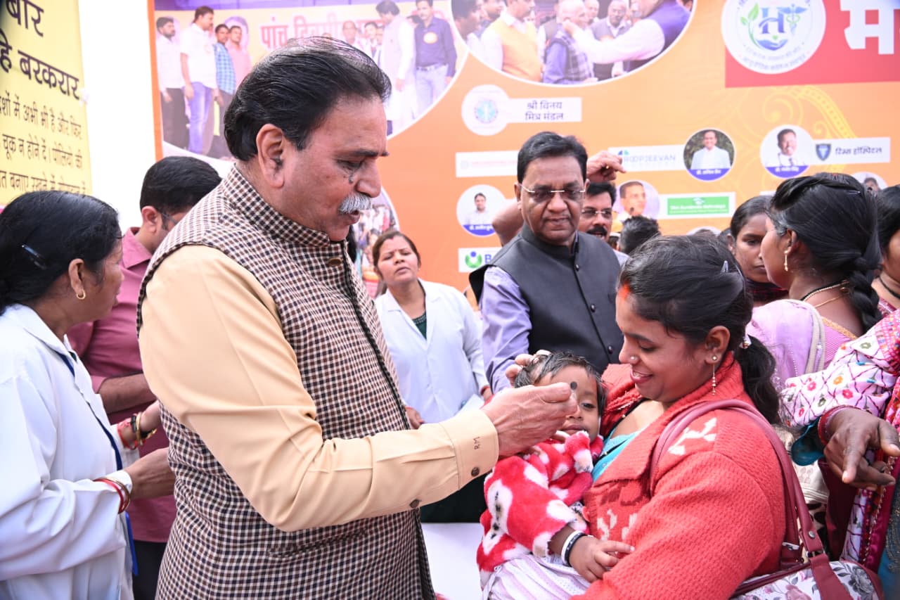 मेगा हेल्थ कैंप बच्चों को स्वर्ण प्राशन पोलियो खुराक भी