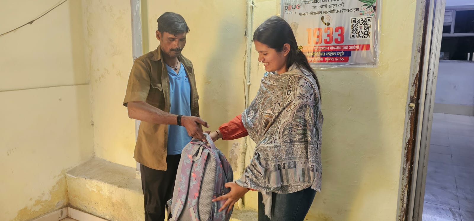 सायबर विंग की टीम ने  लैपटॉप, दस्तावेज, मार्कशीट और रुपए छात्रा को वापस सौंपा