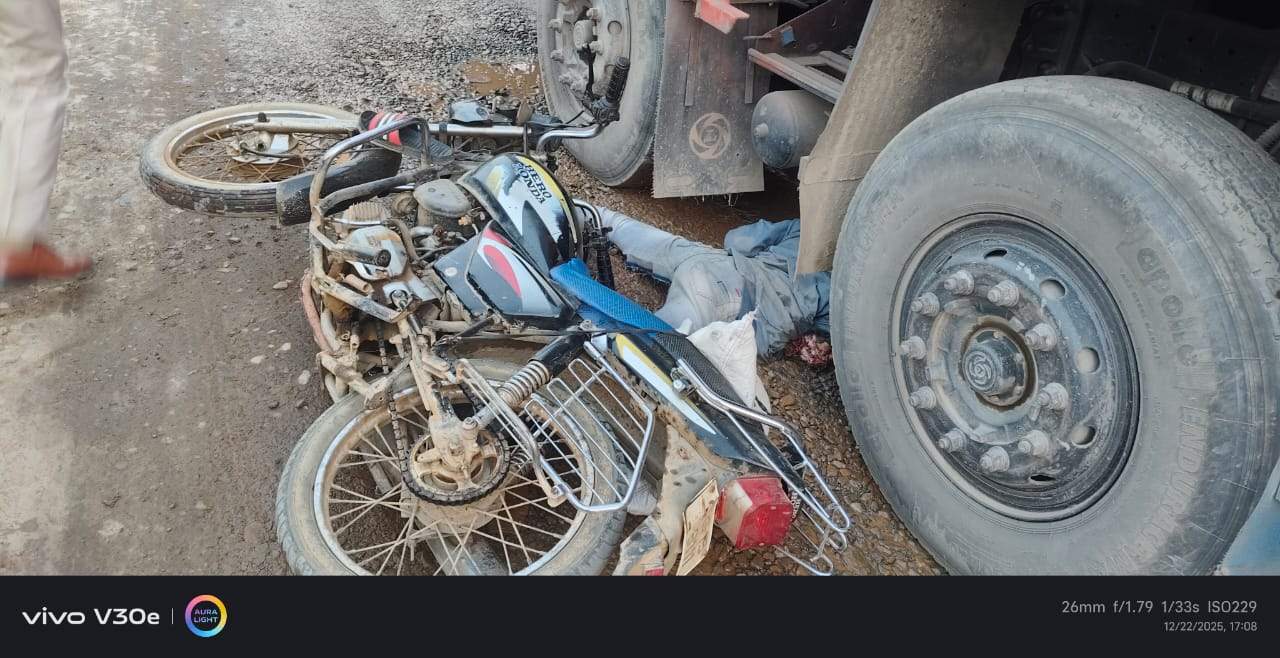 गड्ढे से बाइक बेकाबू, ट्रक की चपेट में  युवक की मौत
