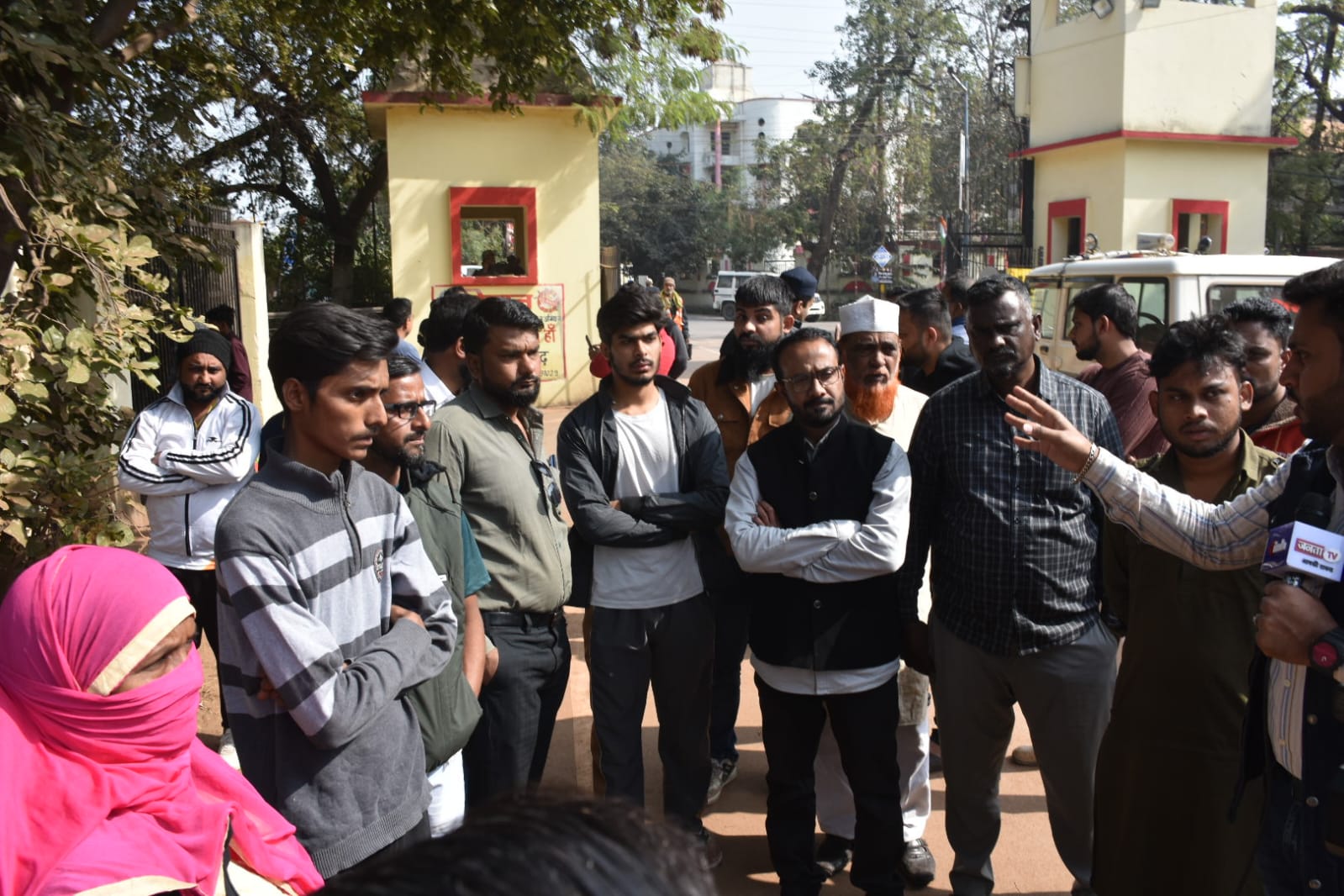 बांग्लादेशी घुसपैठियों के संदेह में पुलिस की सुबह से बस्ती मोहल्लों में दबिश