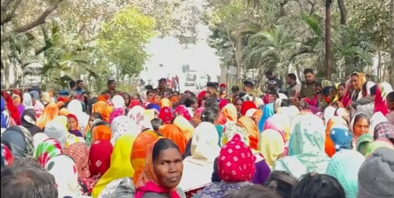 करतला में कूप कटाई को लेकर उबाल, 10 गांवों के आदिवासियों ने कलेक्ट्रेट में किया प्रदर्शन