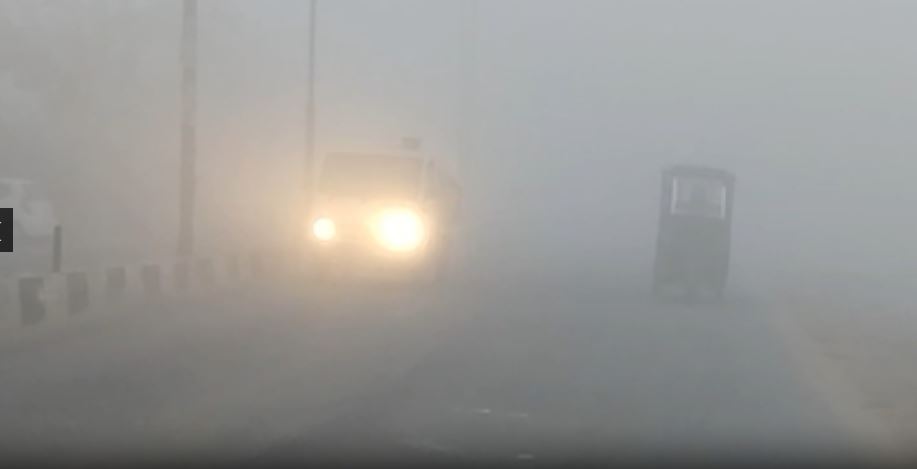 उत्तर प्रदेश में घने कोहरे और कड़ाके की ठंड का कहर, जनजीवन प्रभावित