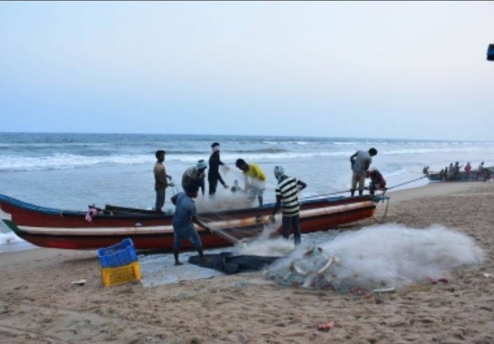 श्रीलंकाई नौसेना ने तमिलनाडु के 12 मछुआरों को गिरफ्तार किया, नाव जब्त