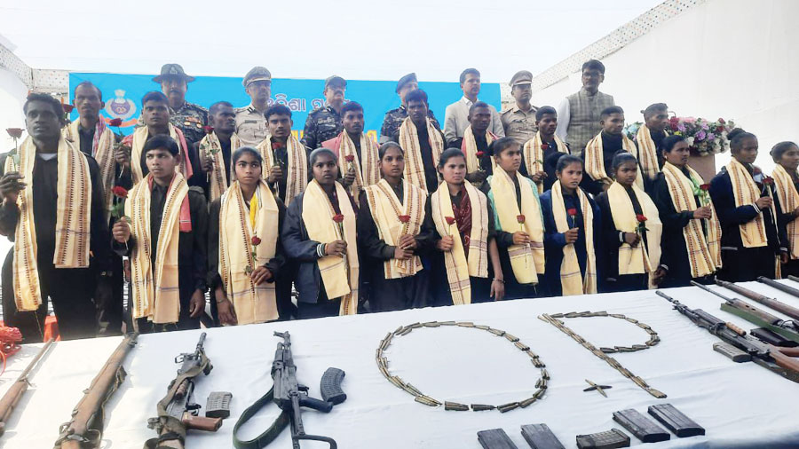 ओडिशा में 22 नक्सलियों का समर्पण