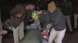 कुलदीप सिंह सेंगर की सज़ा को निलंबित करने के ख़िलाफ़ प्रदर्शन, पुलिस ने रेप सरवाइवर और उनकी मां को हटाया