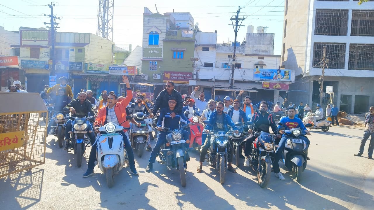 आमाबेड़ा घटना के विरोध में शहर की दुकानें बंद