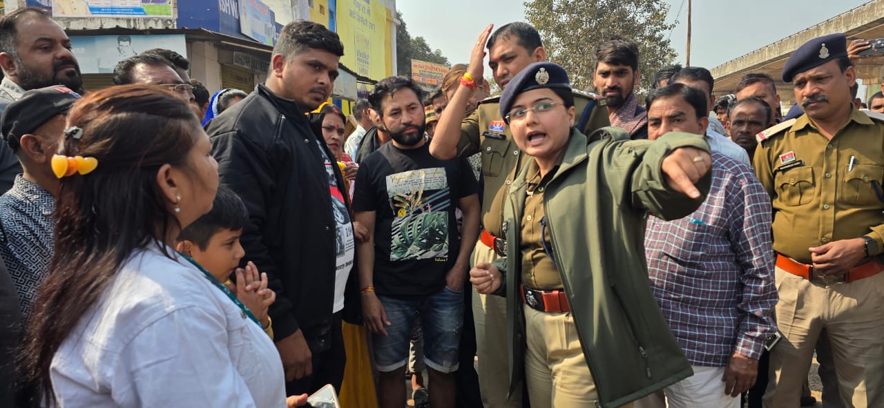 शराब की प्रीमियम दुकान के विरोध में 2 घंटे चक्काजाम