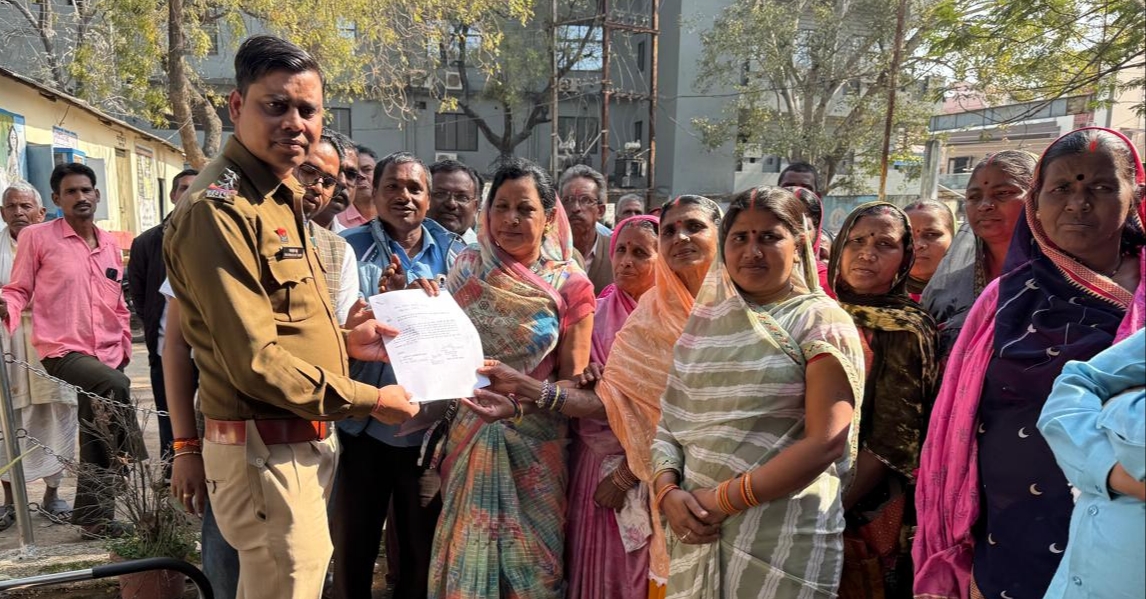 अवैध रेत उत्खनन के खिलाफ ग्रामीणों ने थाना घेरा