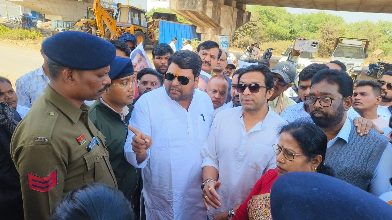 कांग्रेसियों ने शराब दुकान का गिराया शटर