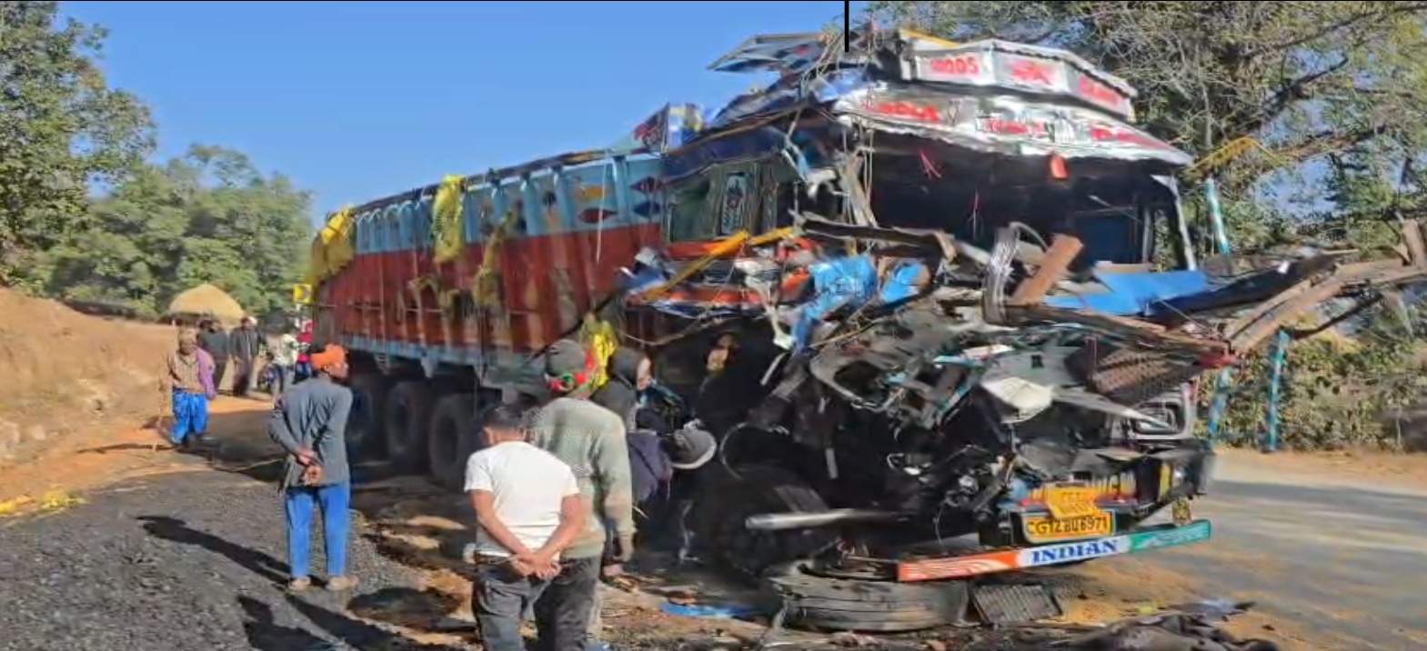 दो ट्रकों की भिड़ंत, दोनों ड्राइवर की मौत