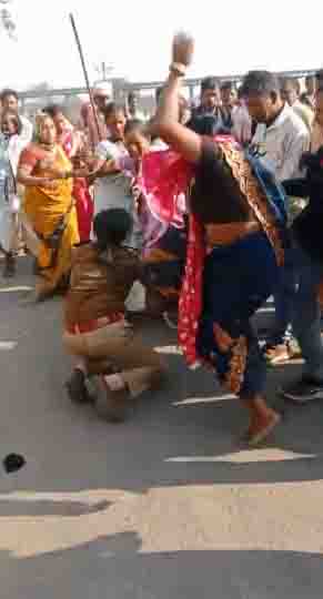 तमनार में आंदोलनकारियों और पुलिस के बीच झड़प