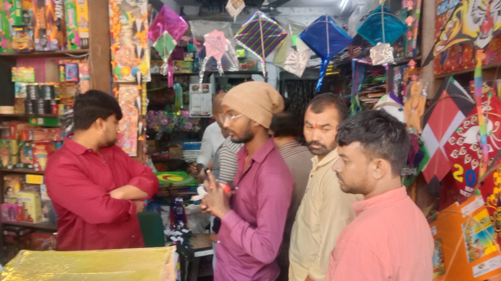 3 पतंग दुकानों से साढ़े 4 किलो प्रतिबंधित चाइनीज मांझा  जप्त