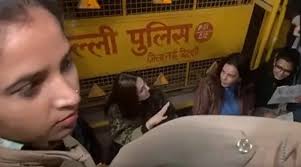 कुलदीप सेंगर को ज़मानत मिलने के ख़िलाफ़ प्रदर्शन कर रहीं कांग्रेस नेता और महिला एक्टिविस्ट को पुलिस ने हिरासत में लिया