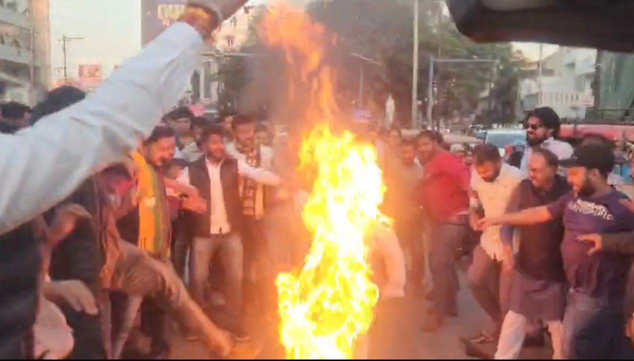 भाजयुमो ने फूंका सनातन विरोधी बघेल का पुतला