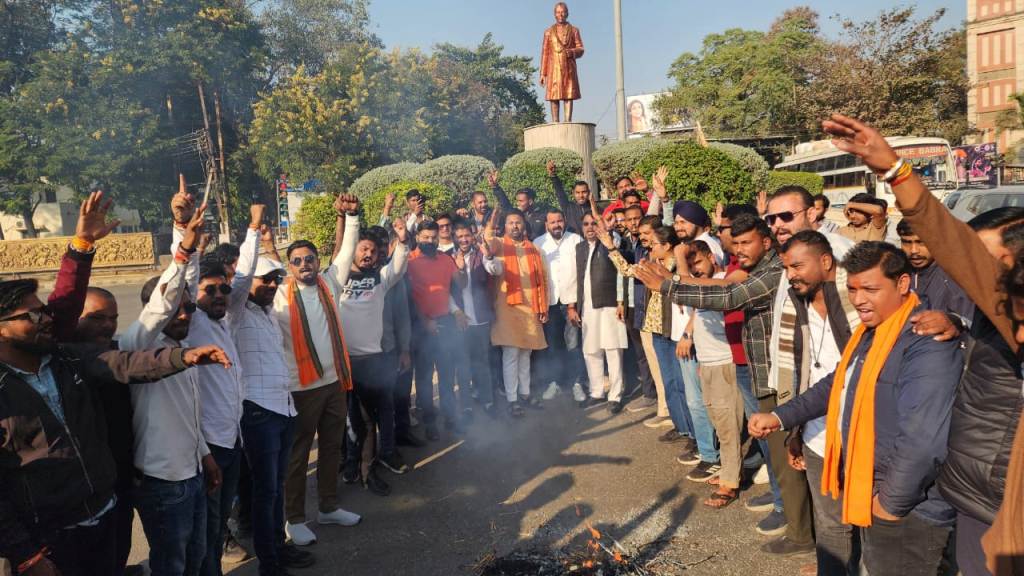 भाजयुमो ने फूंका भूपेश का पुतला, लगाया सनातन धर्म के अपमान का आरोप