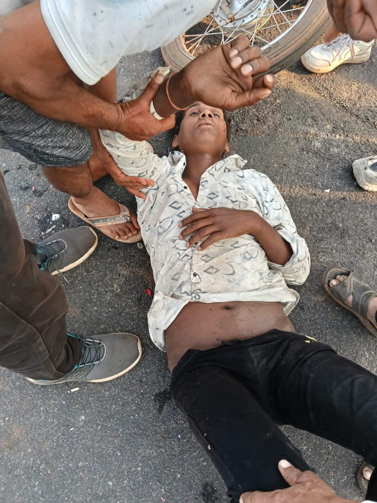 बस ने बाइक सवार को कुचला, जीजा की मौत, साला गंभीर