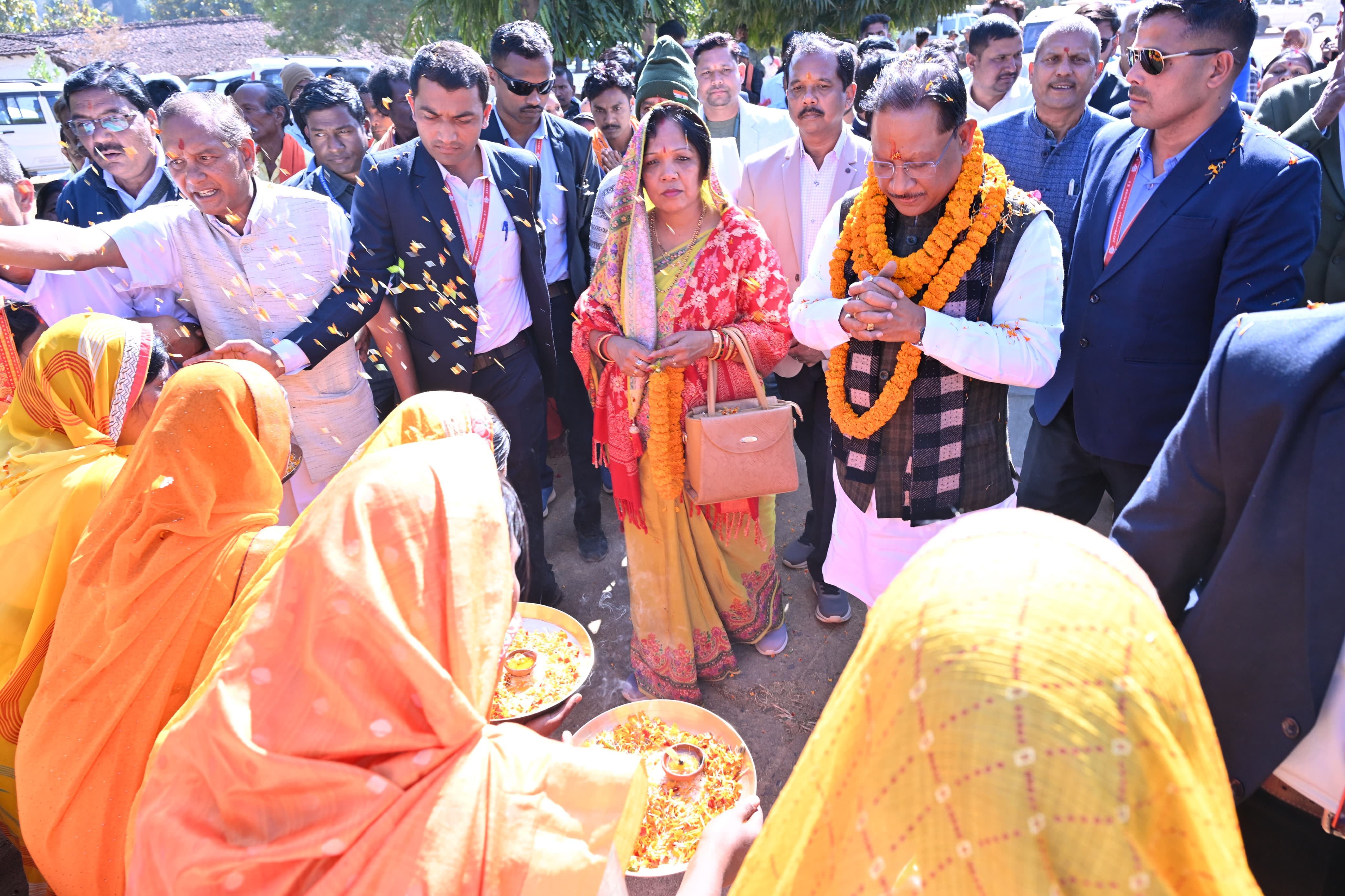 सीएम ने संत गहिरा गुरु आश्रम में गुरु पीठाधीश्वर संत बभ्रुवाहन सिंह महाराज से की मुलाकात