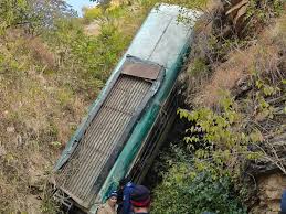 उत्तराखंड के अल्मोड़ा में बस खाई में गिरी, छह-सात लोगों के मरने की आशंका