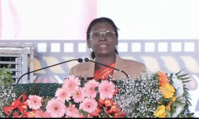 जनजातीय समाज सांस्कृतिक जड़ों से जुड़े रहकर आधुनिक शिक्षा और तकनीक को अपनाए: राष्ट्रपति मुर्मू