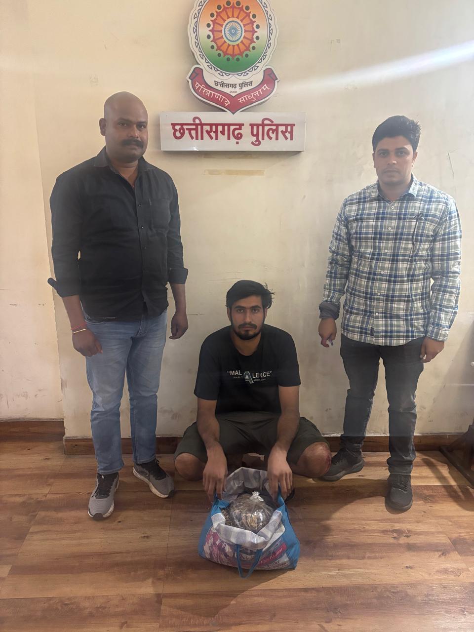 ट्रांसपोर्ट नगर  से दो किलो डोडा के साथ तस्कर गिरफ़्तार 