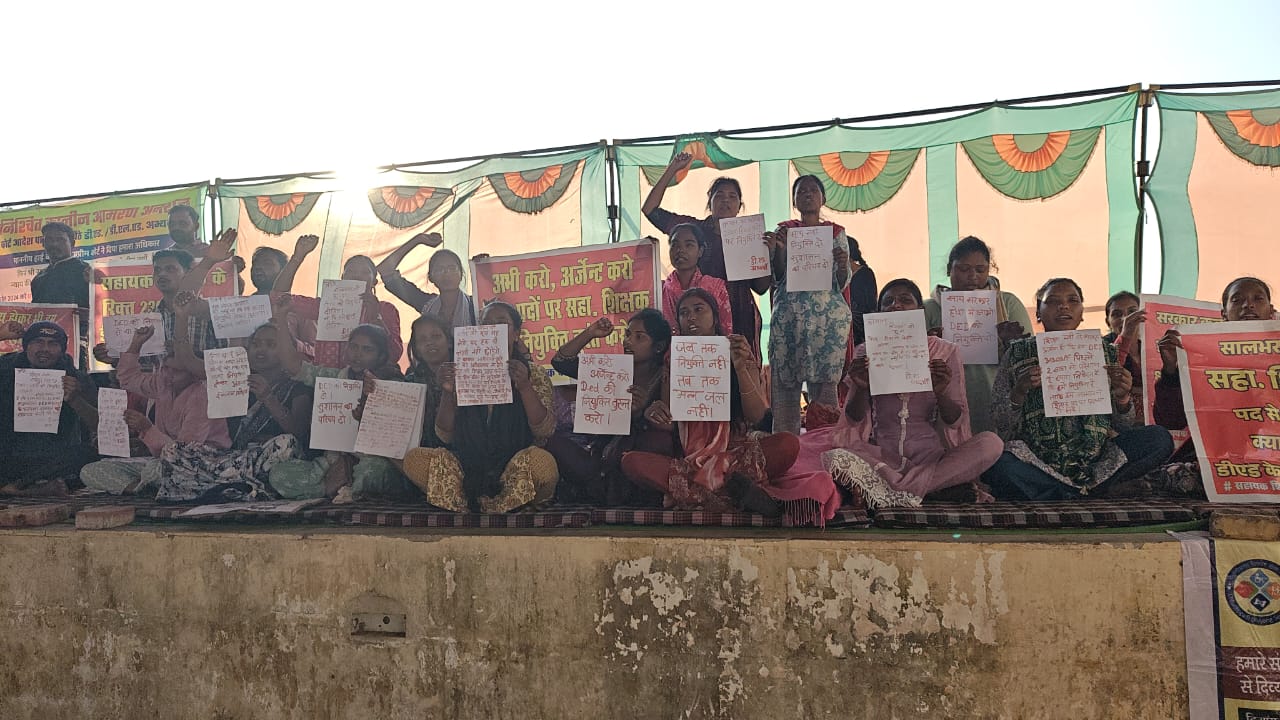 खून से लिखा डेका-साय, यादव  के नाम मांग पत्र 