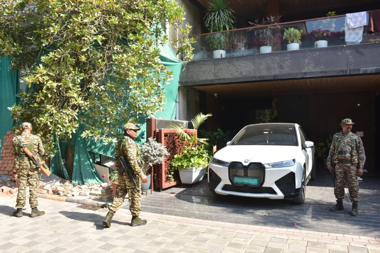 हरमीत सिंह खनुजा और 10 ठिकानों से 40 लाख नगद जब्त 